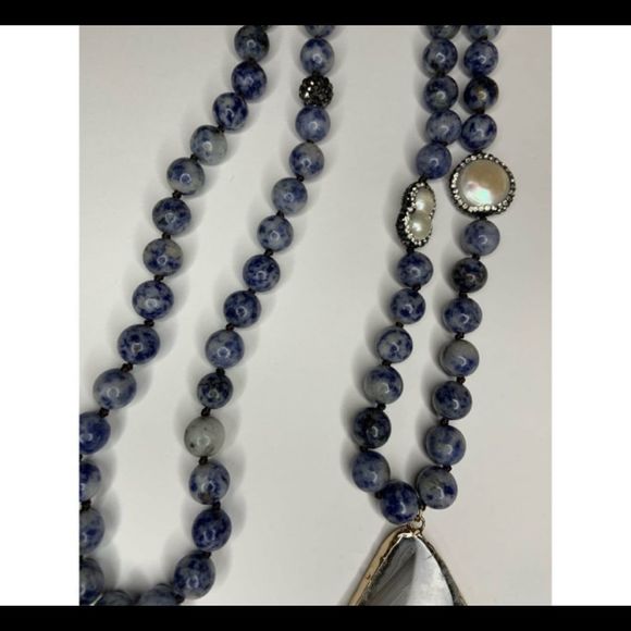 Exquisite Blue knotted bead necklace with druzy pendant and crystal accents - Picture 2 of 2